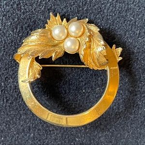 Vintage Sarah Coventry Pearl & Gold Circle Brooch (Signed)
